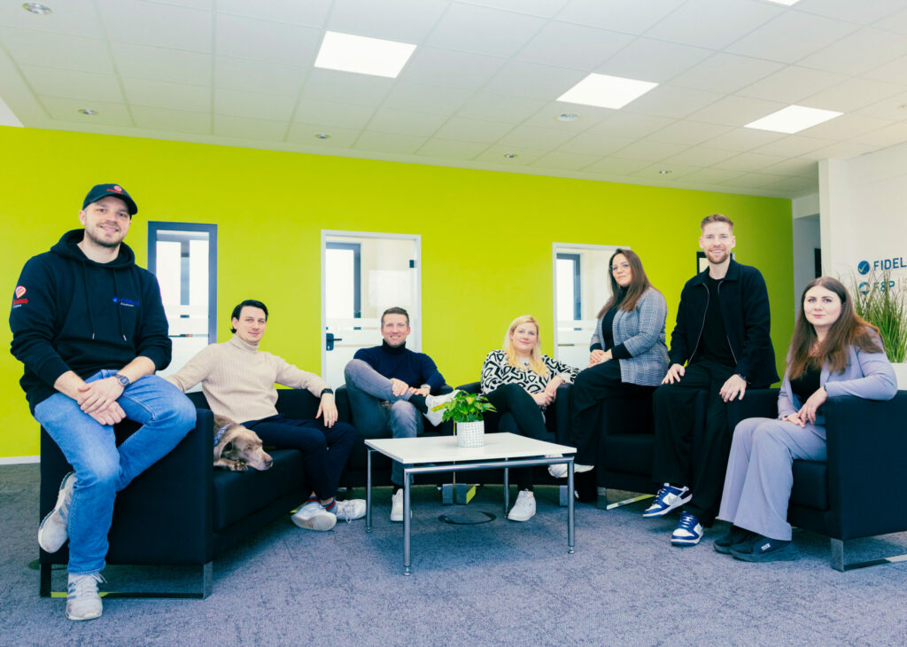 Gruppenfoto von dem Team bei F&P Immobilien Asset Management im Büro